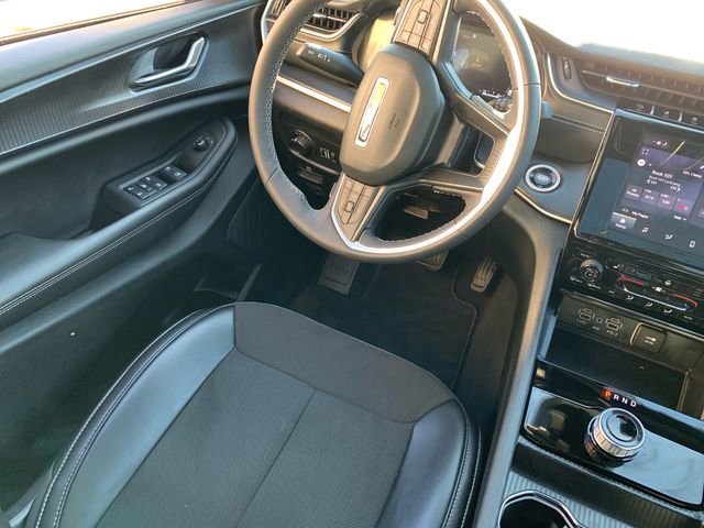 Used 2025 Jeep Grand Cherokee L Altitude image 24