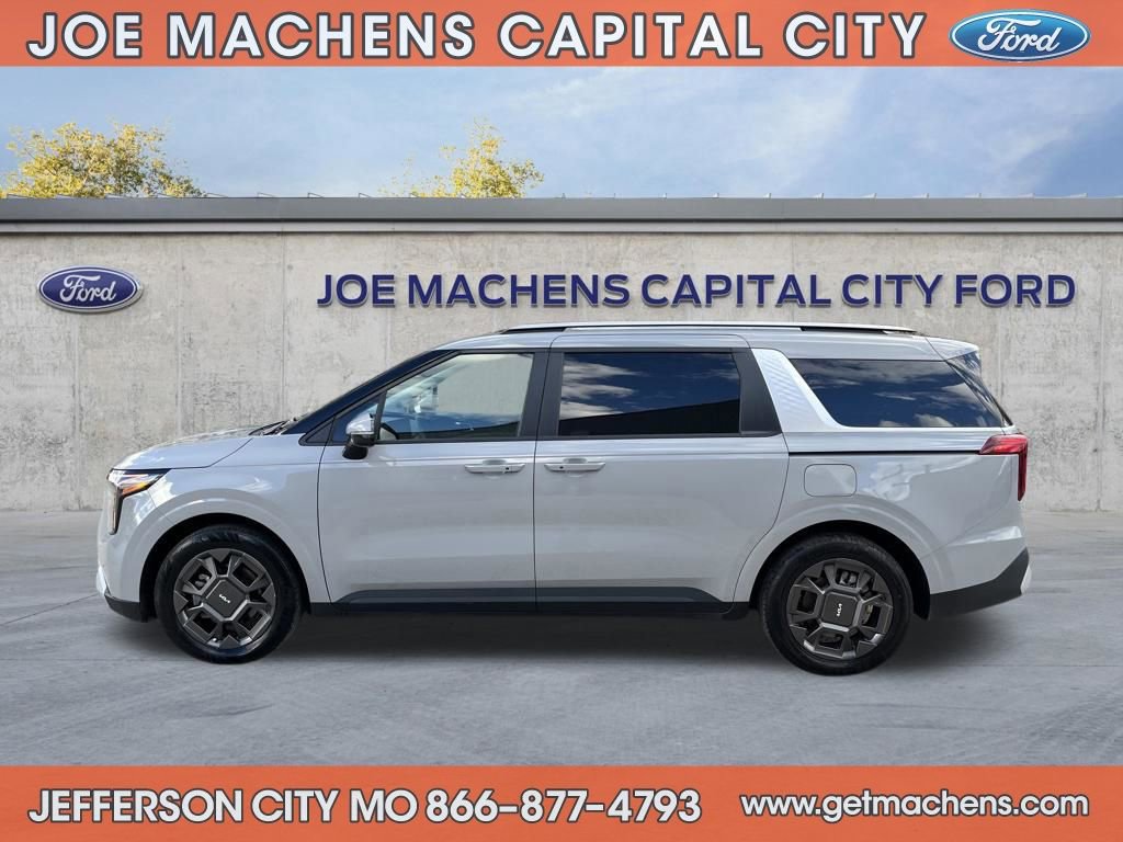 Used 2025 Kia Carnival EX image 4