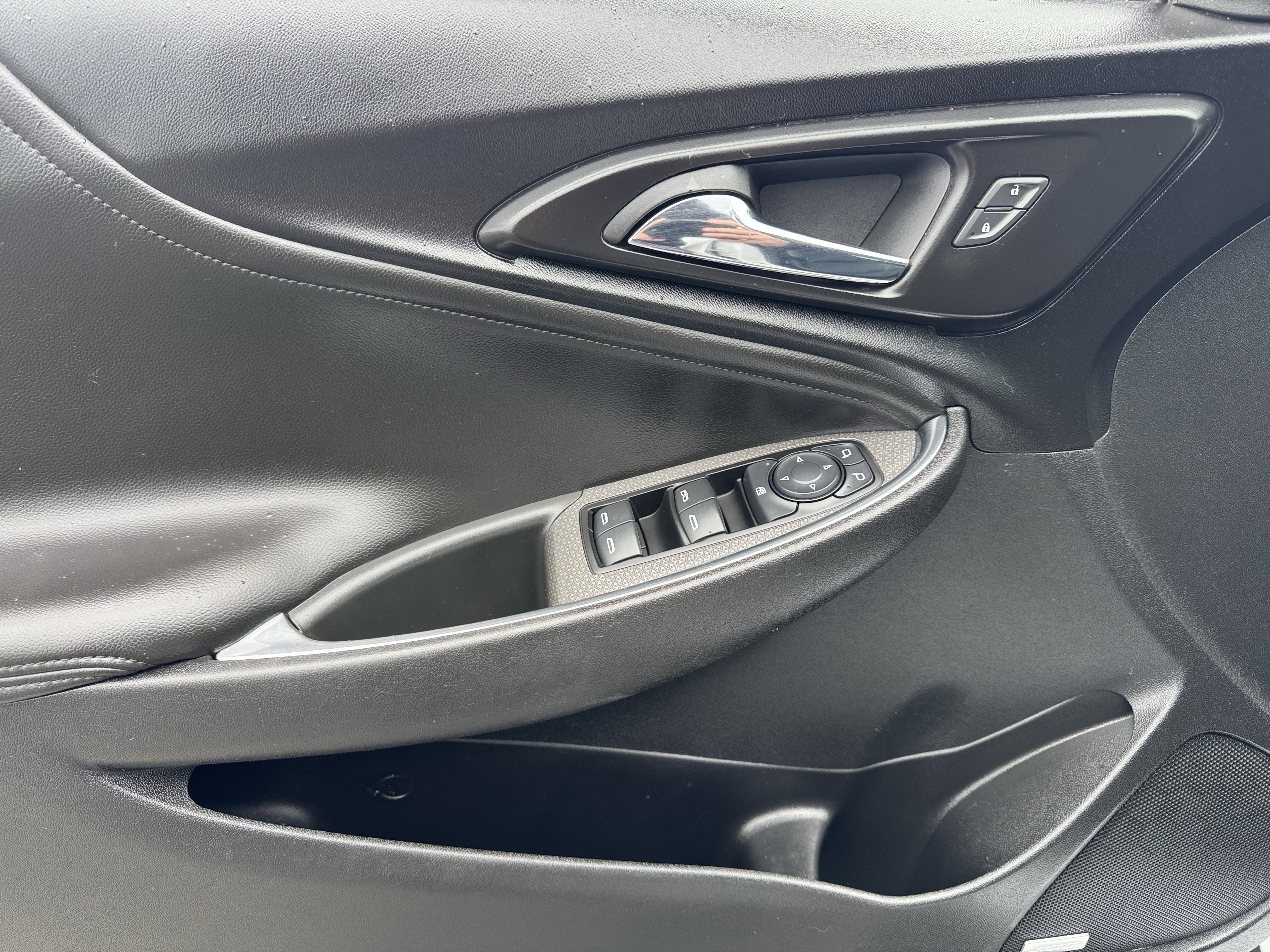 Used 2018 Chevrolet Malibu LT w/ Leather Package FWD image 10