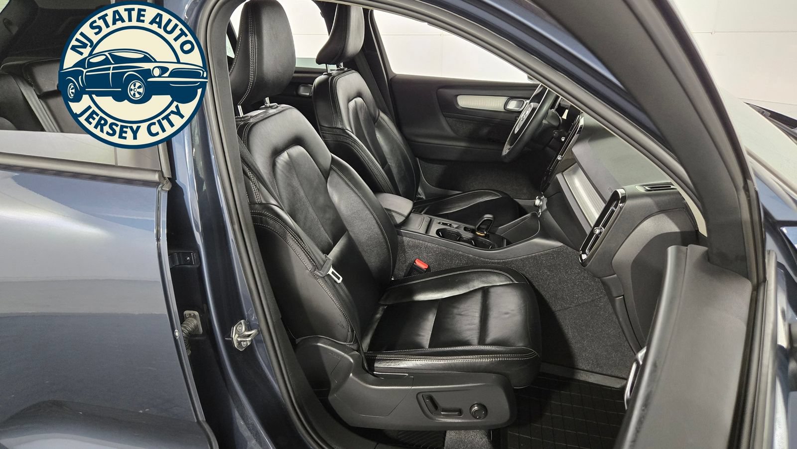 Used 2022 Volvo XC40 T5 Momentum w/ Premium Package AWD/4WD image 38