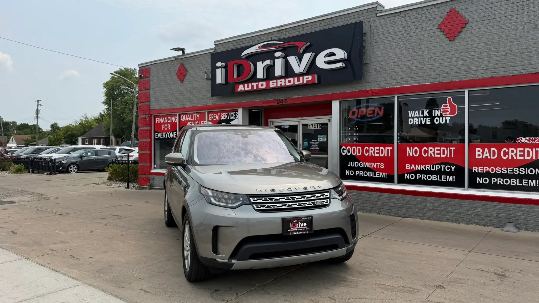 Used 2017 Land Rover Discovery HSE AWD/4WD image 1