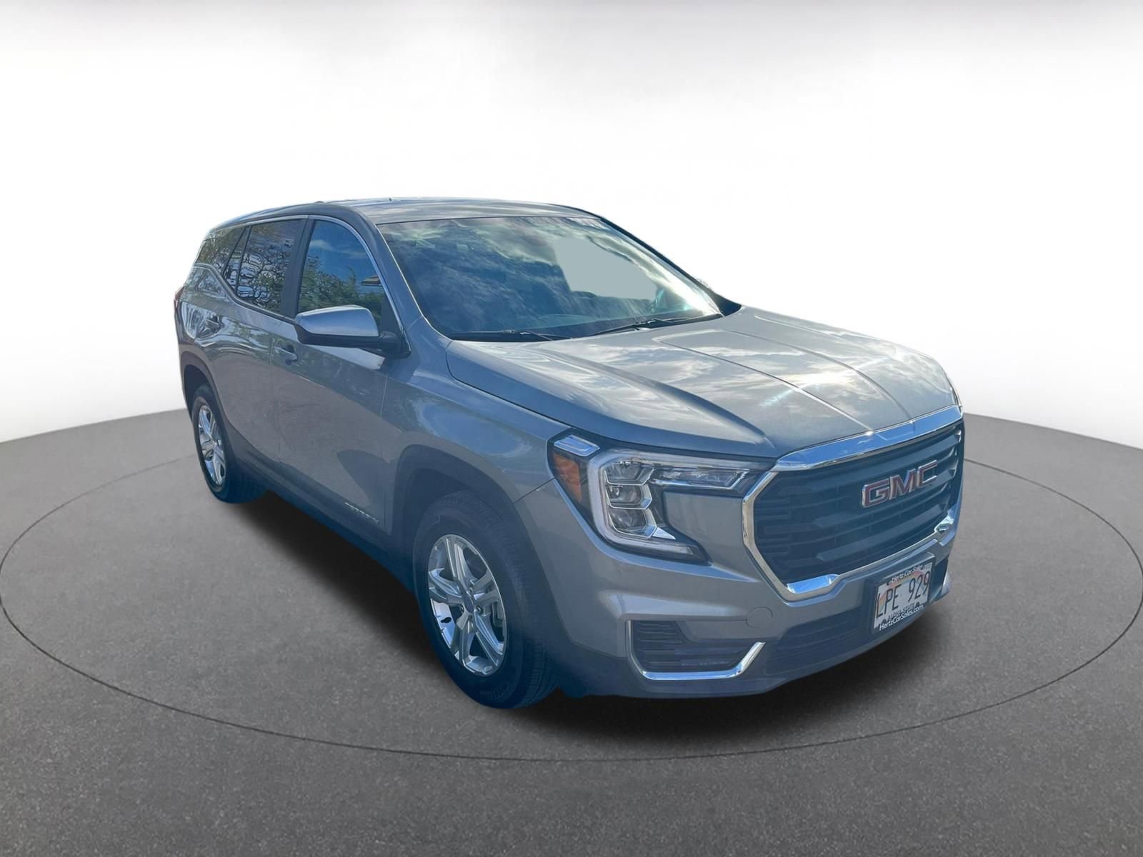 Used 2024 GMC Terrain SLE image 1