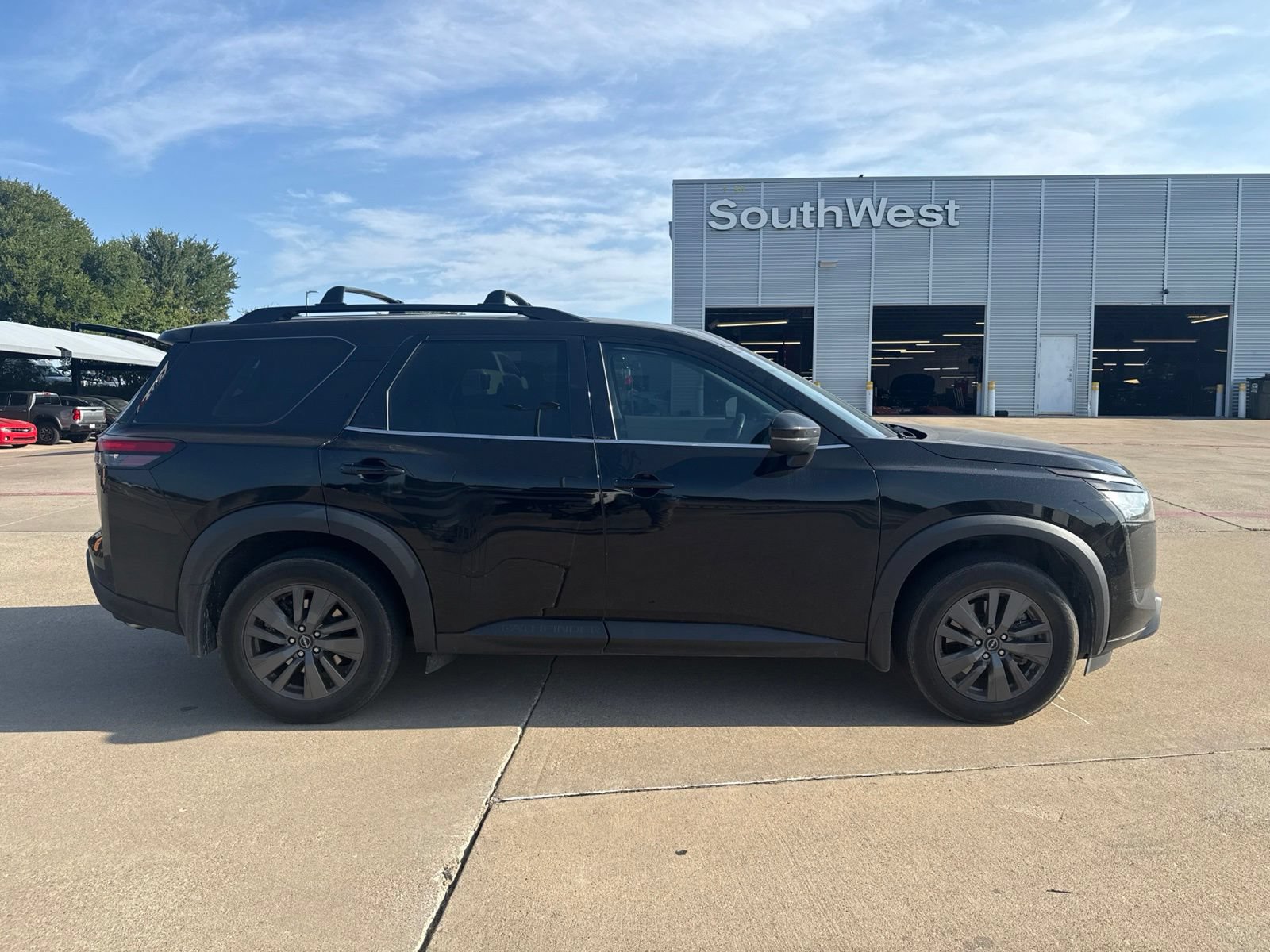 Used 2024 Nissan Pathfinder SV w/ SV Premium Package FWD image 4