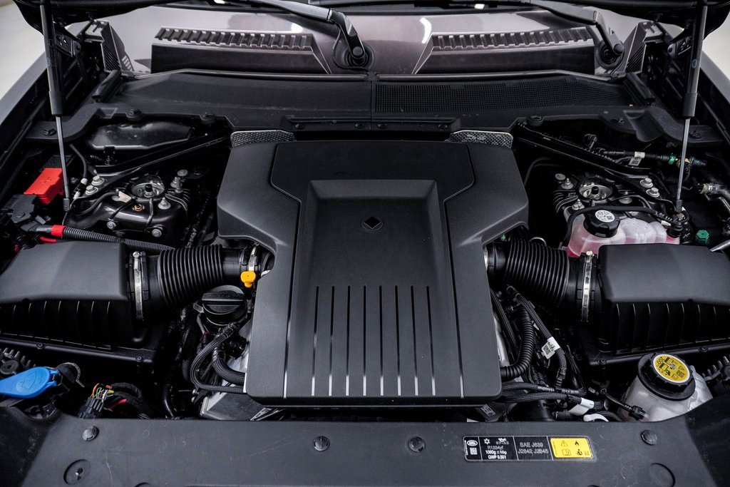 Used 2025 Land Rover Defender 110 image 27