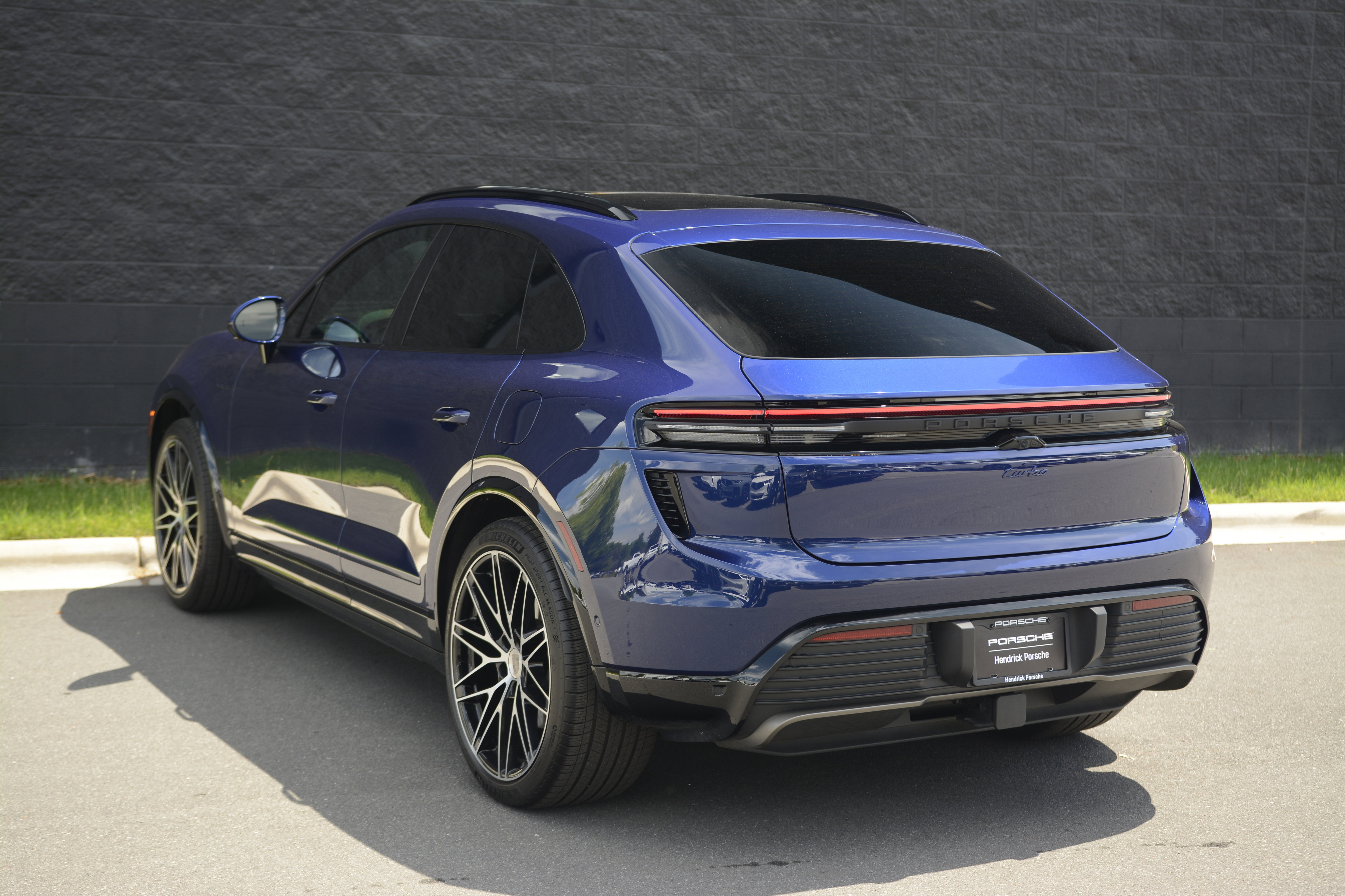 Certified 2025 Porsche Macan Turbo Electric AWD/4WD image 3