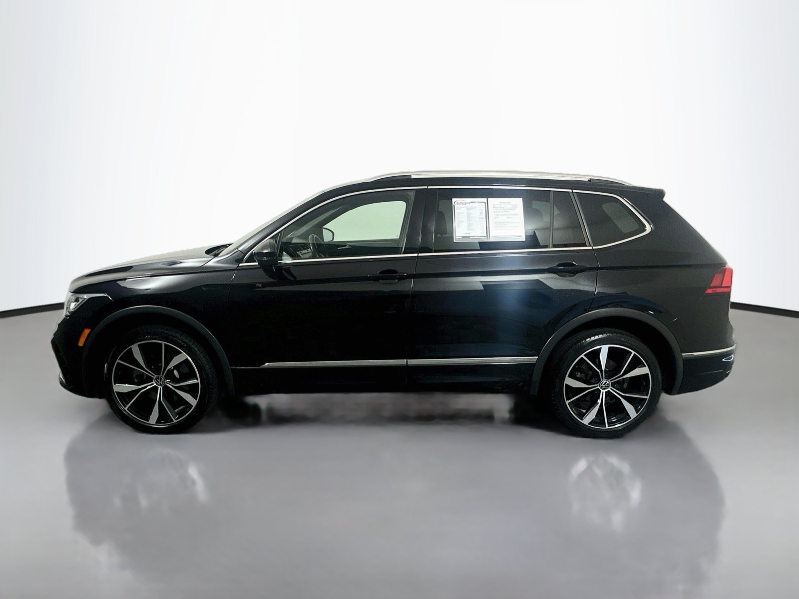Used 2022 Volkswagen Tiguan SEL R-Line AWD/4WD image 4