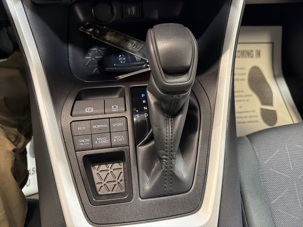 Used 2025 Toyota RAV4 XLE image 32