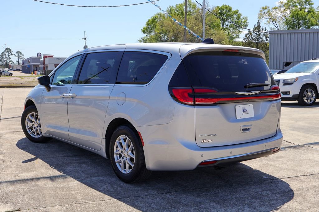 Used 2024 Chrysler Pacifica Touring-L image 2