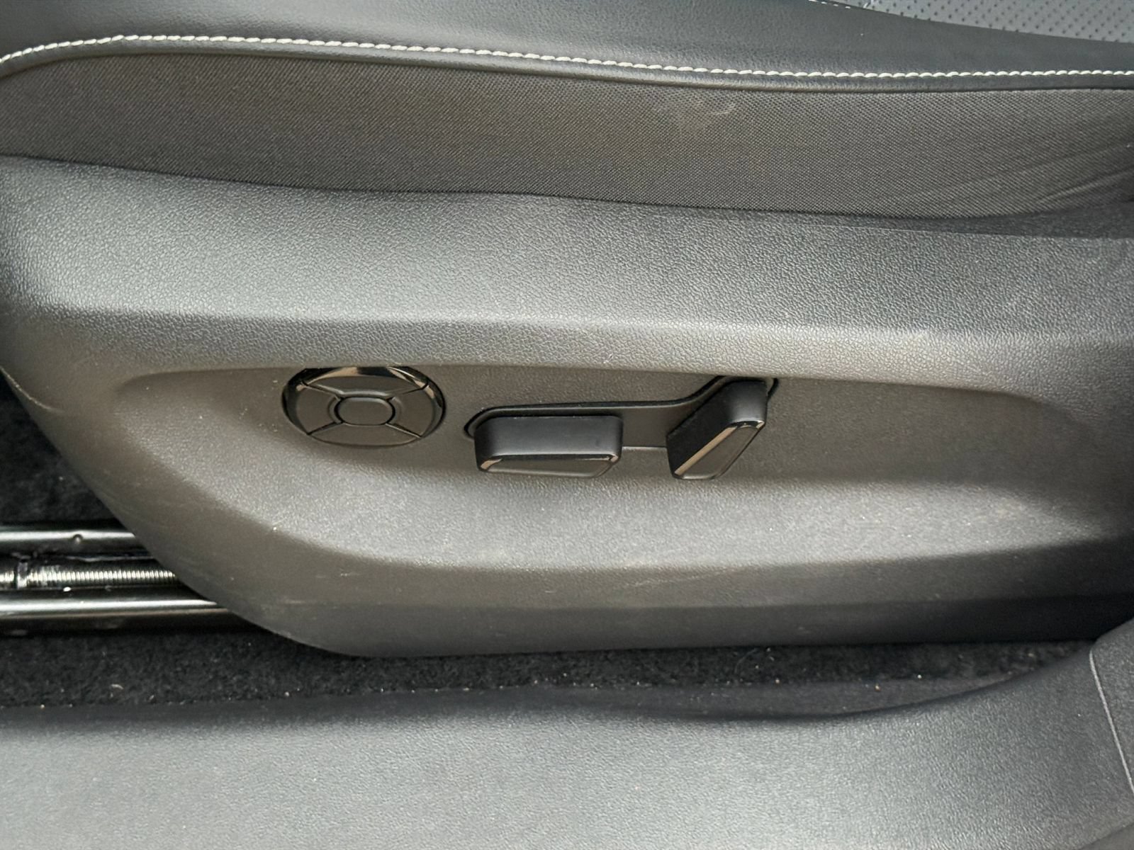 Used 2026 Volkswagen Tiguan SE AWD/4WD image 21