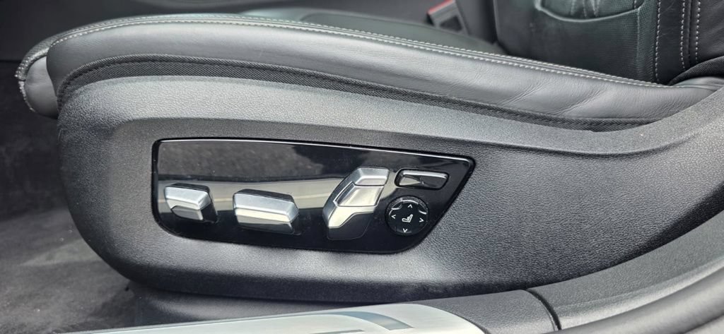 Used 2019 BMW 750i w/ Executive Package RWD image 13