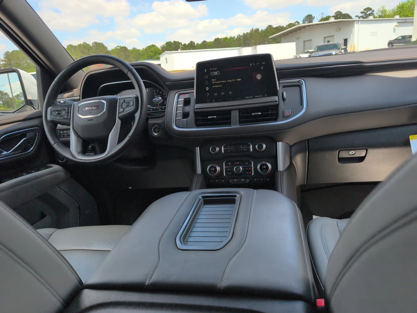 Used 2023 GMC Yukon XL SLT w/ SLT Luxury Package image 17