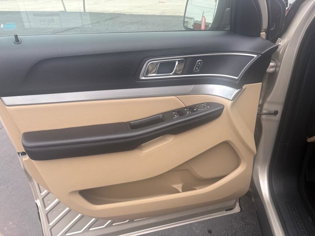 Used 2017 Ford Explorer XLT w/ Equipment Group 202A image 11
