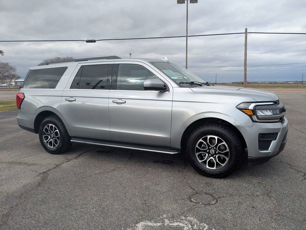 Used 2023 Ford Expedition Max XLT image 3