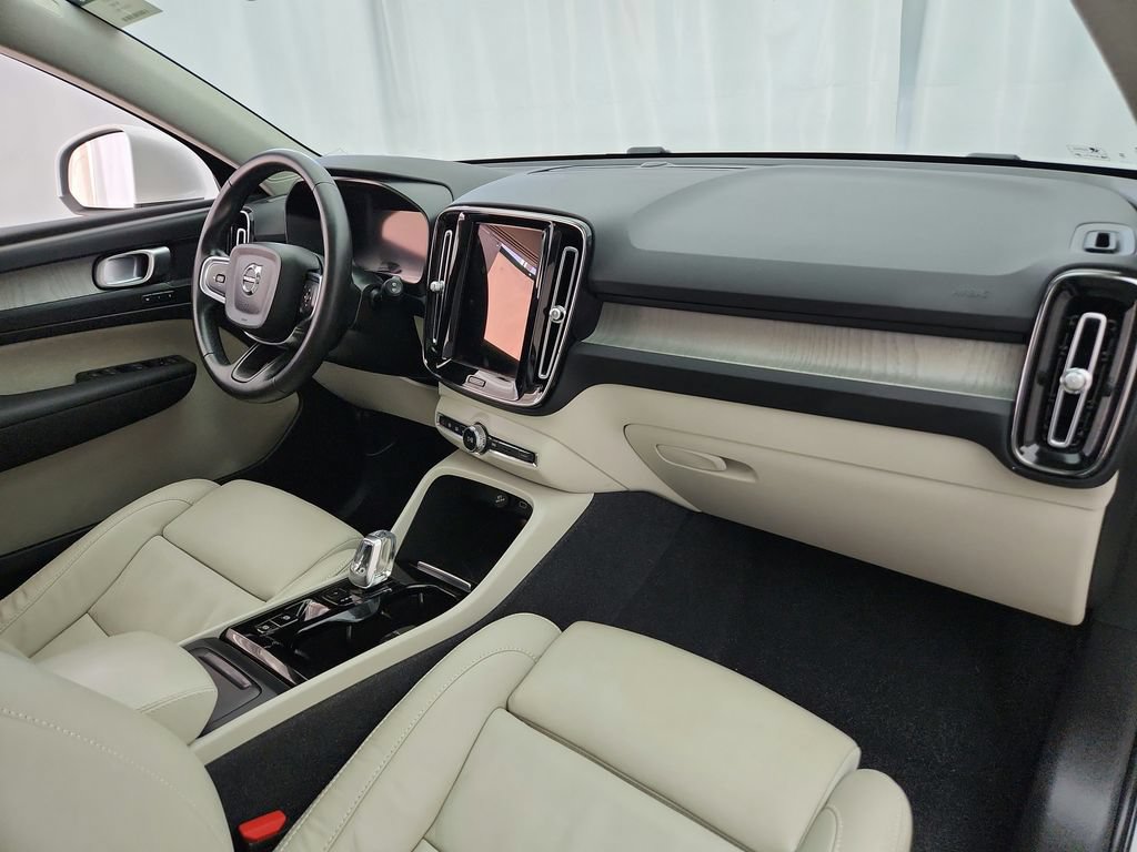 Used 2023 Volvo XC40 B5 Plus AWD/4WD image 28