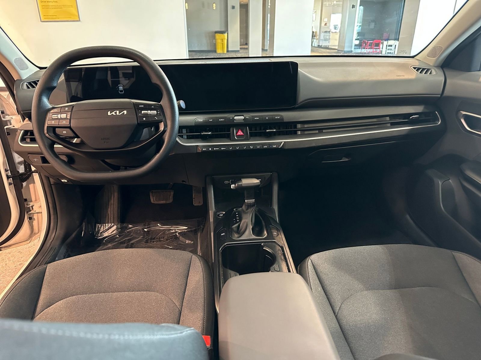Used 2025 Kia K4 LXS image 32