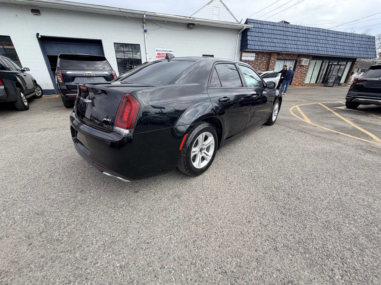 Used 2019 Chrysler 300 Touring w/ Sport Appearance Package image 6