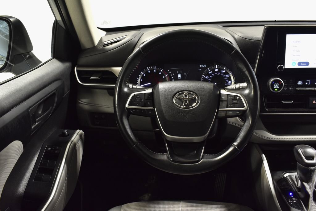 Used 2023 Toyota Highlander XLE image 12
