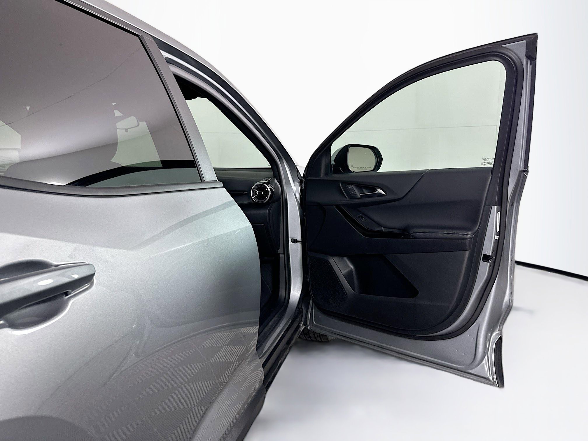 Used 2025 Chevrolet Equinox LT FWD image 31