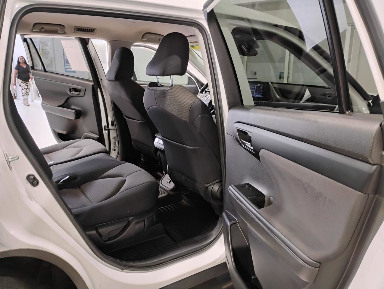 Used 2021 Toyota Highlander L image 25