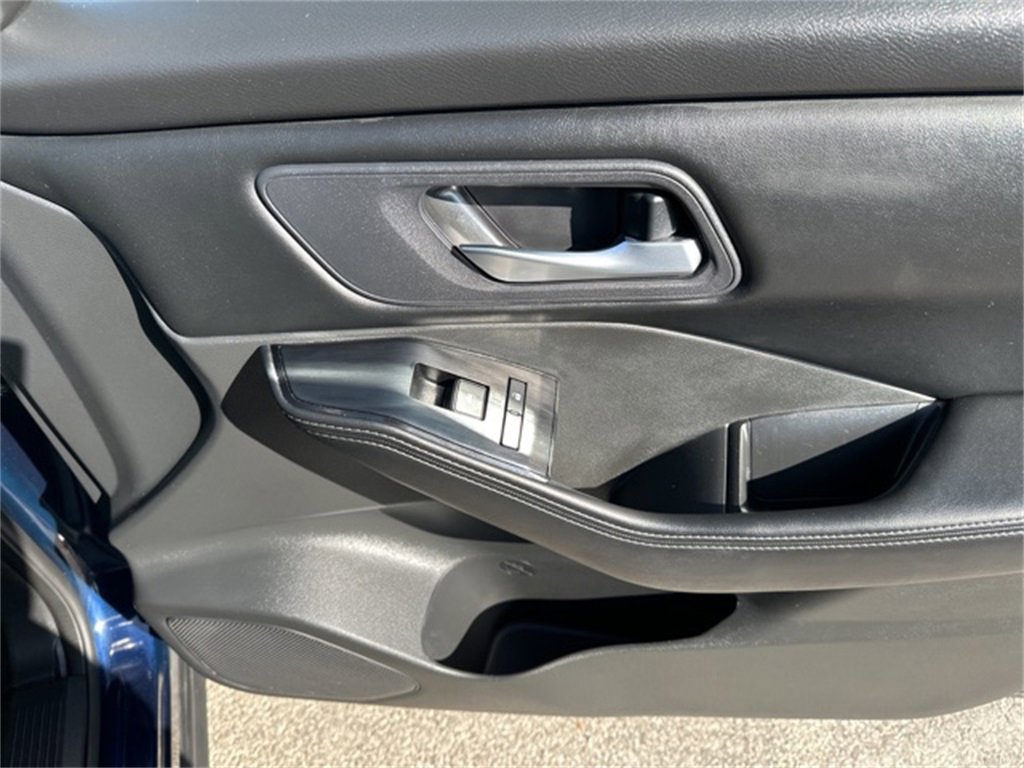 Used 2025 Nissan Rogue SV image 12