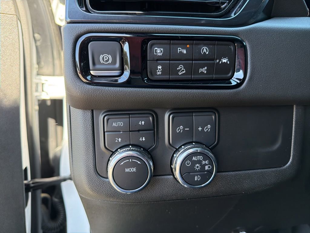 Used 2025 GMC Yukon AT4 w/ AT4 Premium Package AWD/4WD image 19