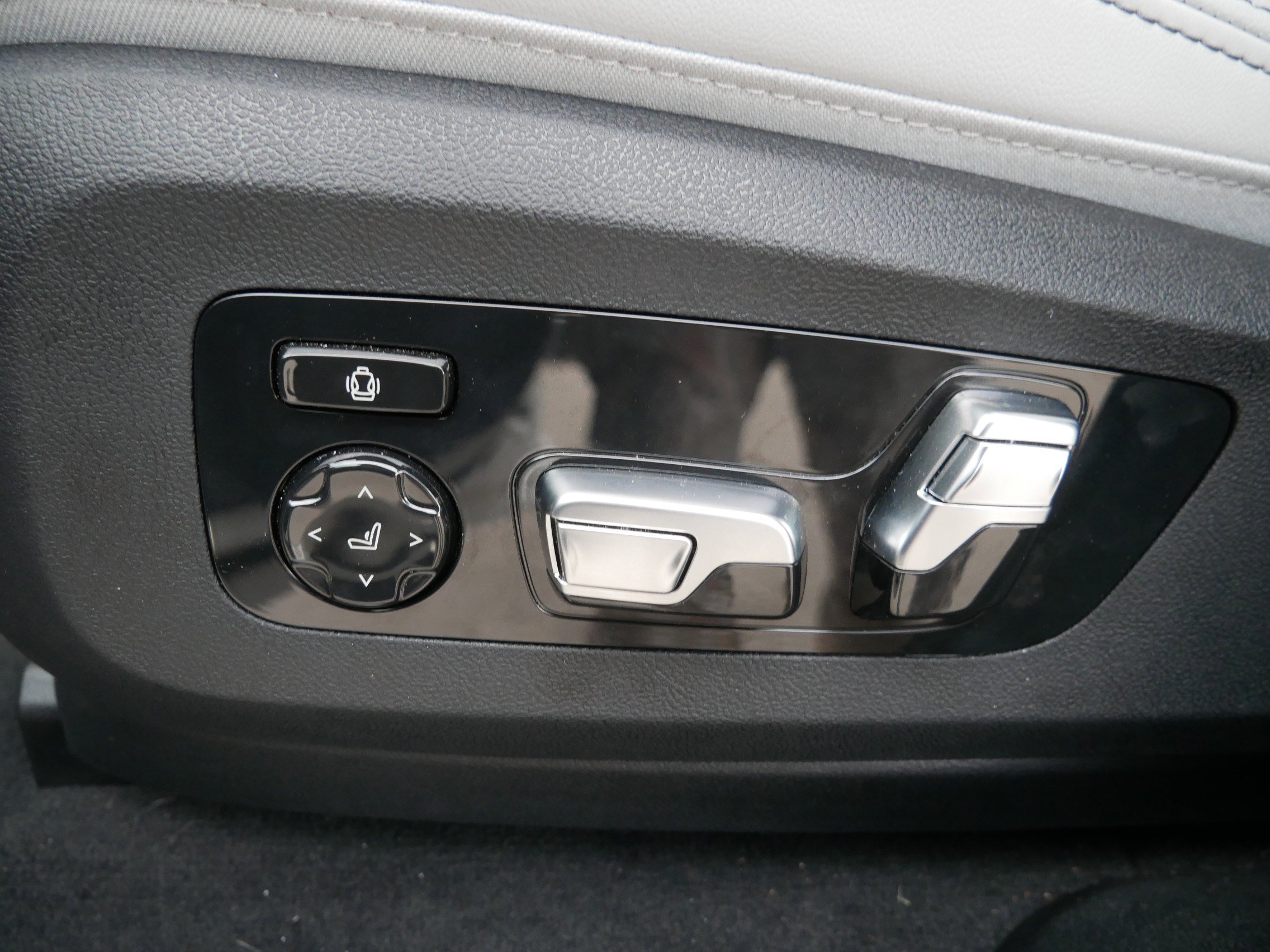 Certified 2025 BMW X6 M60i w/ Parking Assistance Package image 23