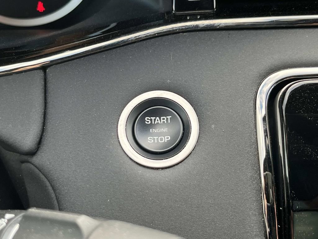 Used 2023 Land Rover Range Rover Evoque R-Dynamic SE image 29