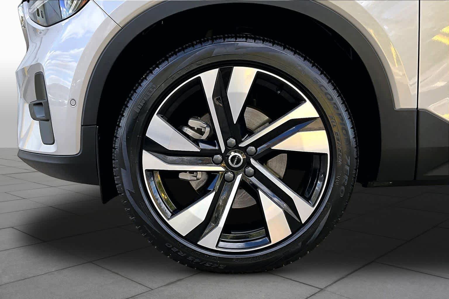 Used 2025 Volvo XC40 B5 Plus AWD/4WD image 11