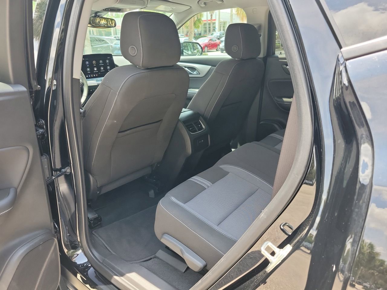 Used 2025 Chevrolet Blazer LT FWD image 8