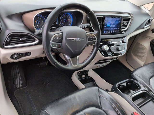 Used 2017 Chrysler Pacifica Touring-L w/ Tire & Wheel Group image 11