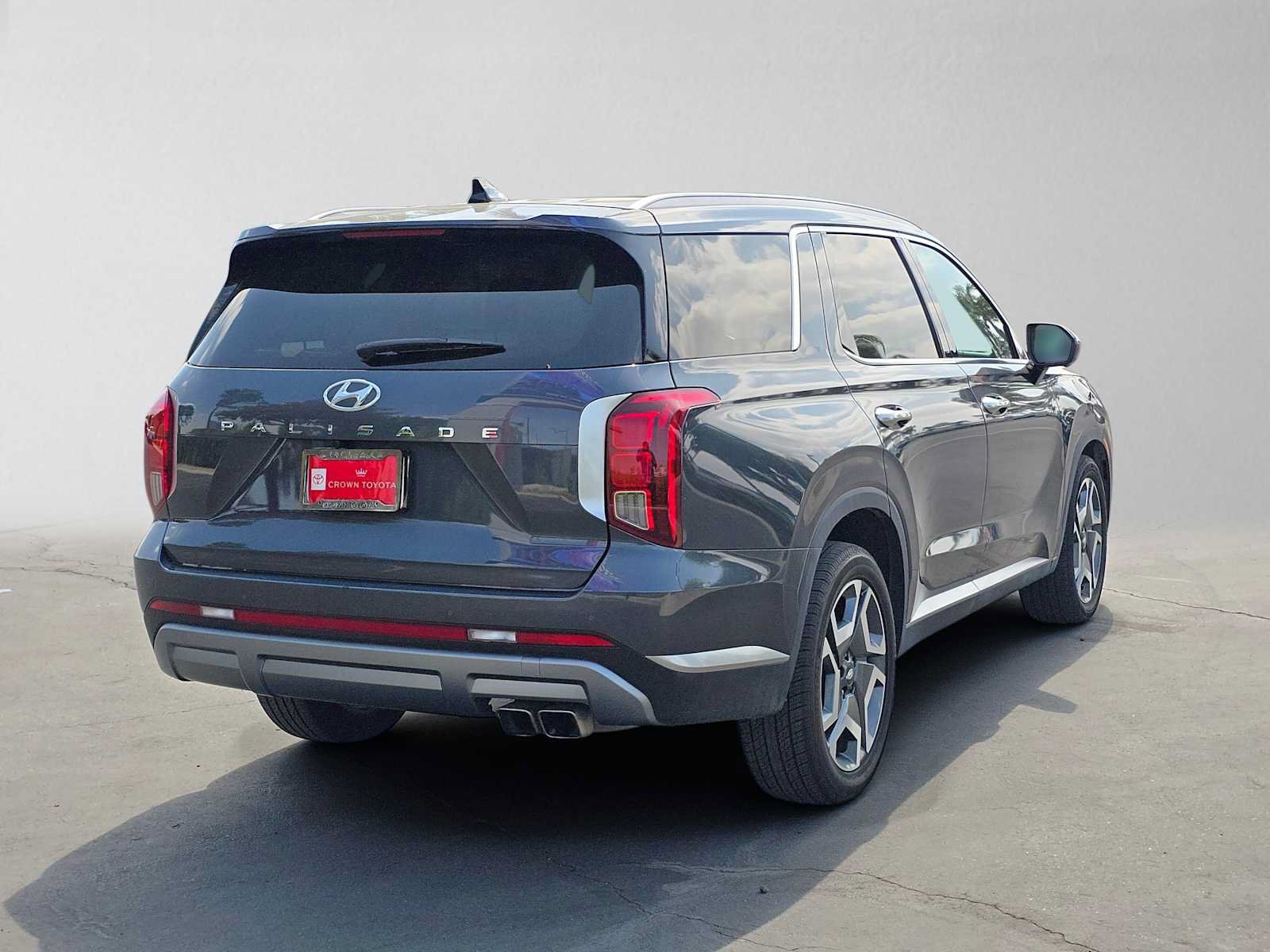Used 2025 Hyundai Palisade SEL FWD image 3