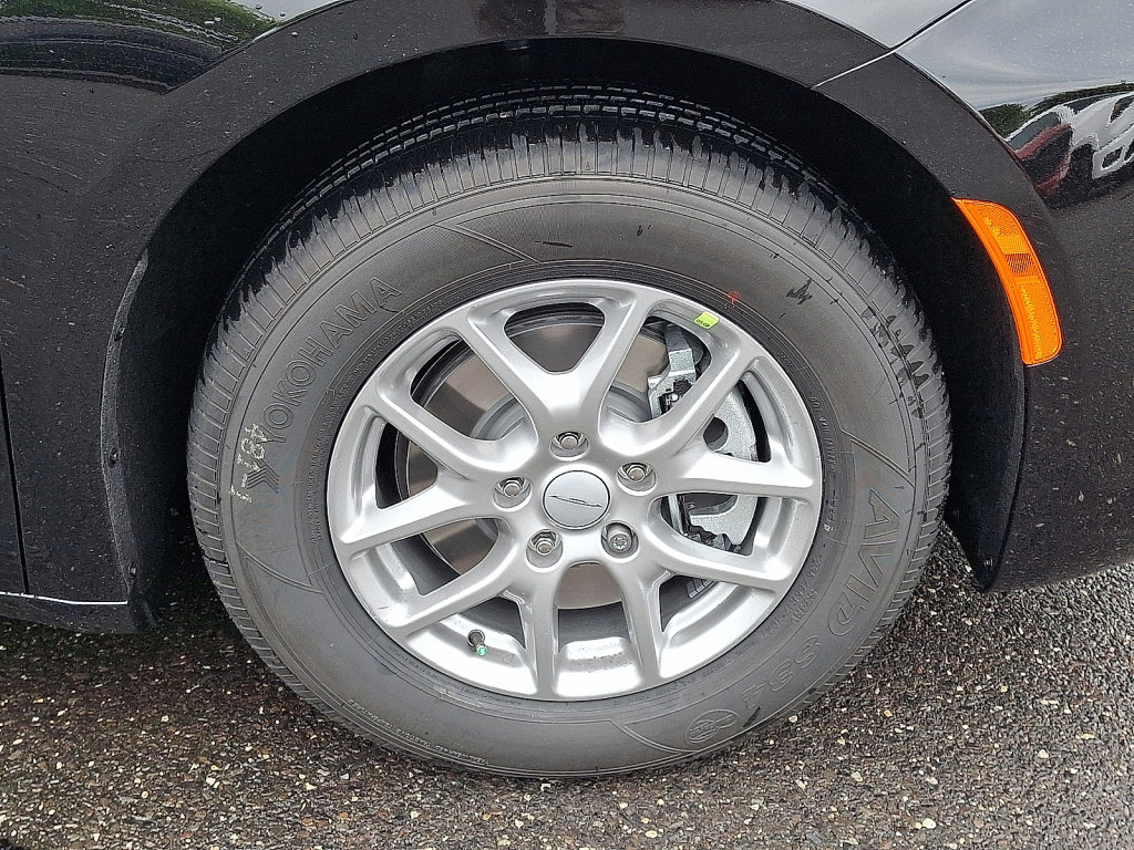 New 2027 Chrysler Pacifica Select w/ Family Tech Group FWD image 4