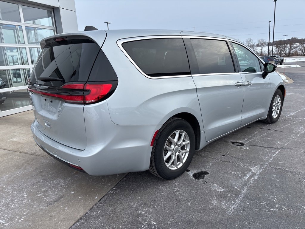 Used 2024 Chrysler Pacifica Touring-L image 7