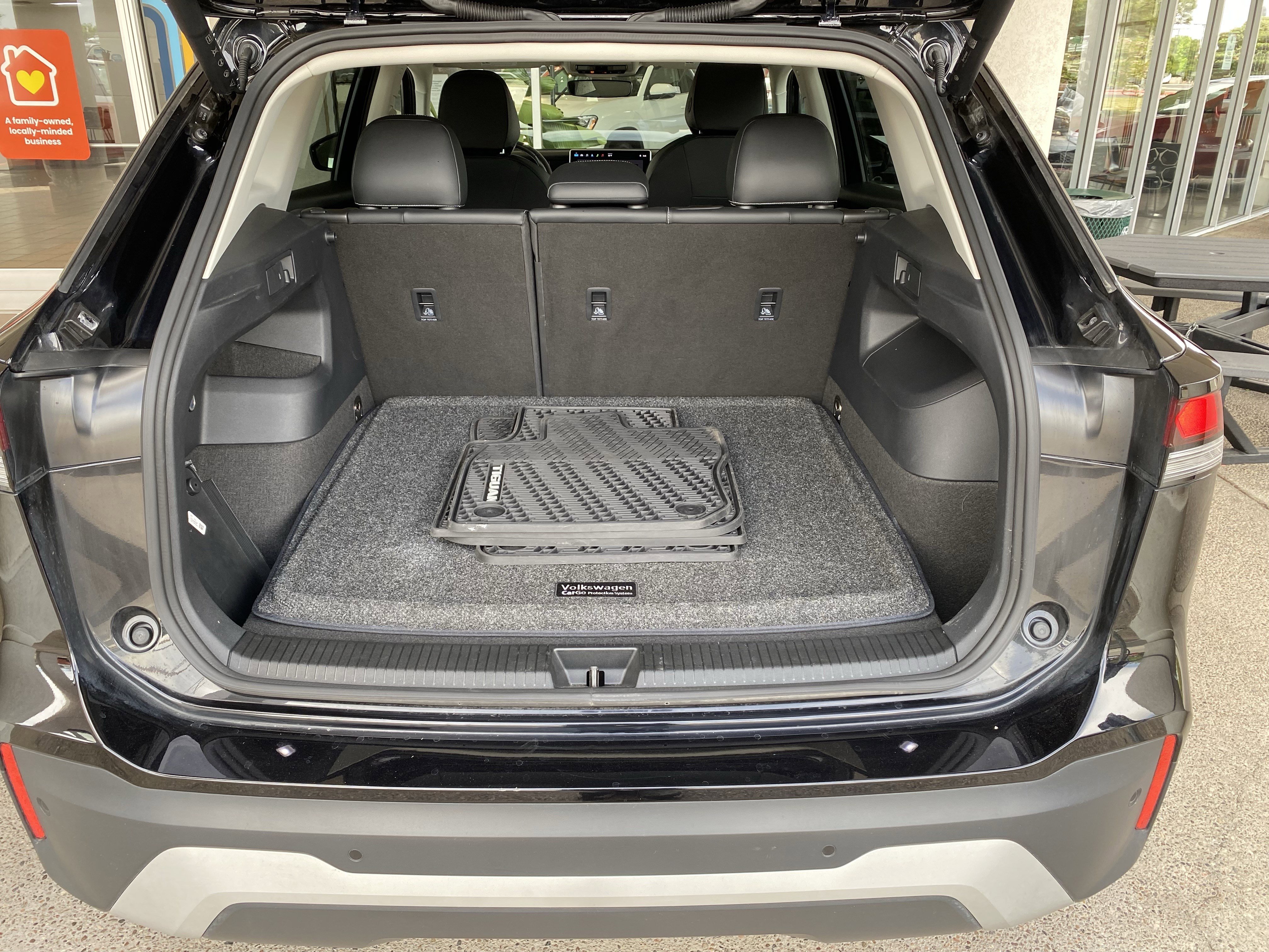 Used 2025 Volkswagen Tiguan SE w/ Panoramic Sunroof Package AWD/4WD image 17