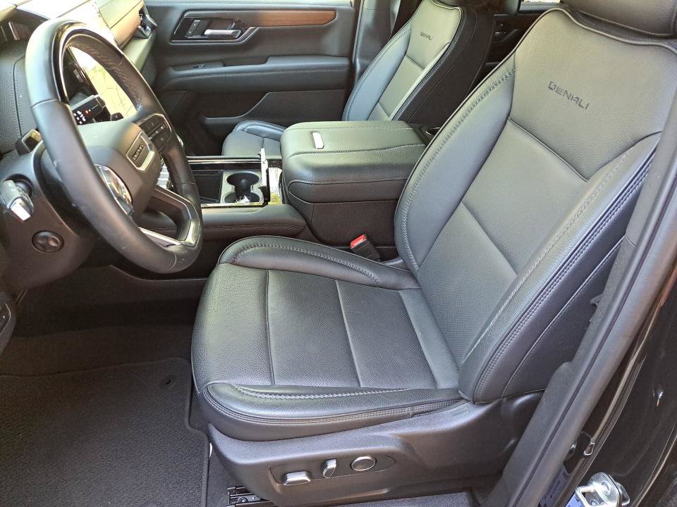 Used 2025 GMC Yukon Denali w/ Denali Reserve Package AWD/4WD image 8