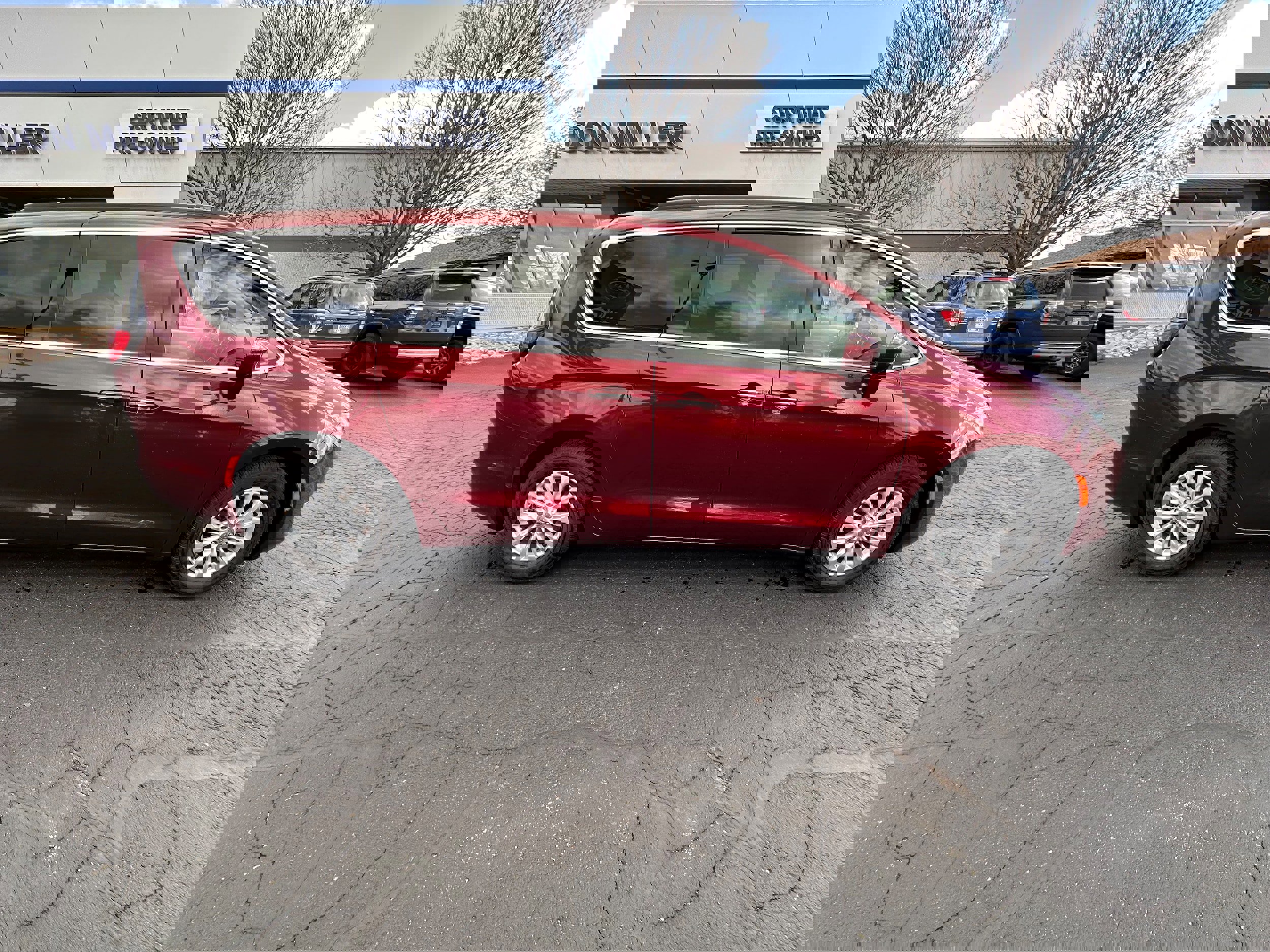 Used 2019 Chrysler Pacifica Touring Plus w/ Cold Weather Group image 2