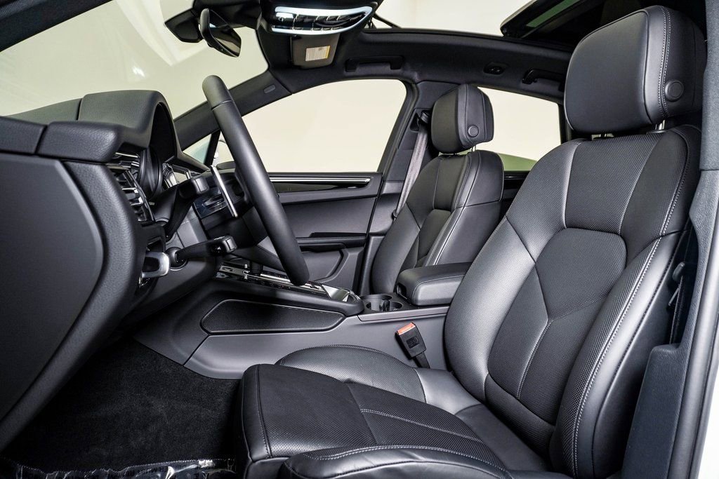 Certified 2025 Porsche Macan AWD/4WD image 5