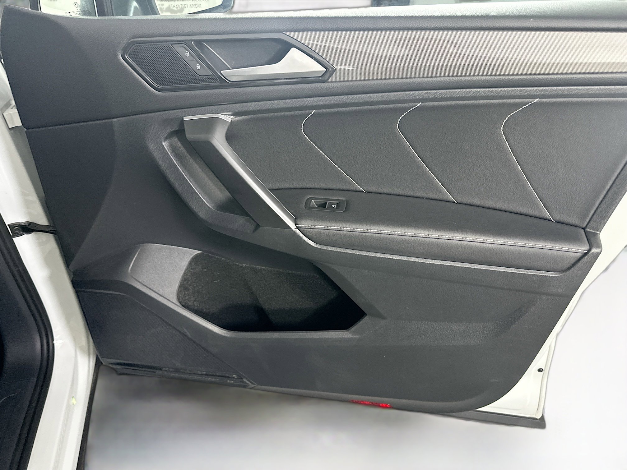 Used 2024 Volkswagen Tiguan SE image 32