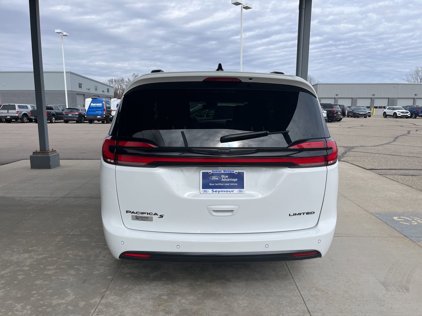 Used 2025 Chrysler Pacifica Limited image 4