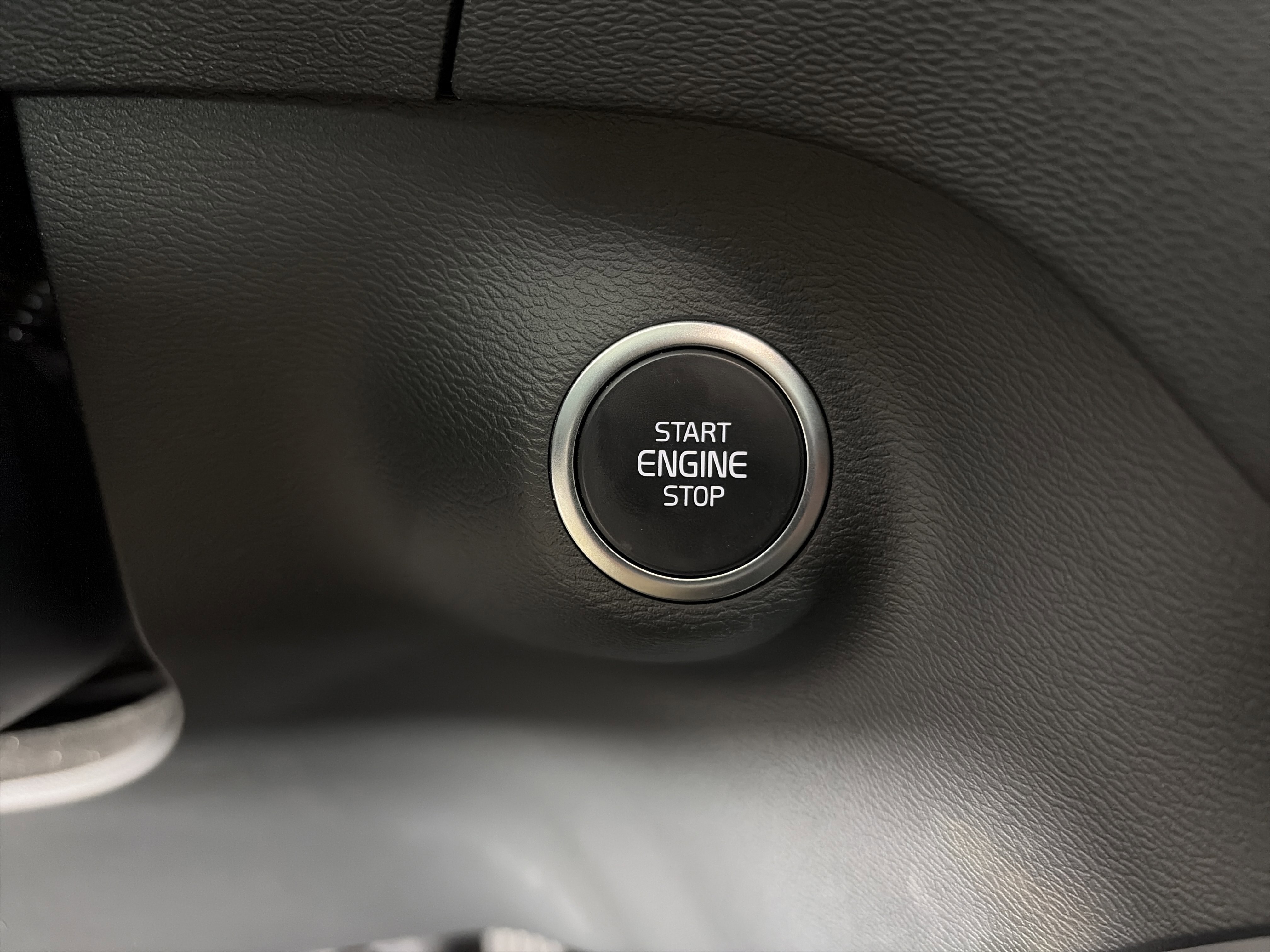 Used 2025 Volvo XC40 B5 Core image 29