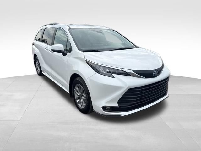 Used 2025 Toyota Sienna XLE FWD image 7