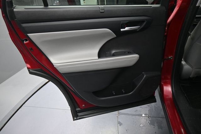 Used 2023 Toyota Highlander XLE AWD/4WD image 19
