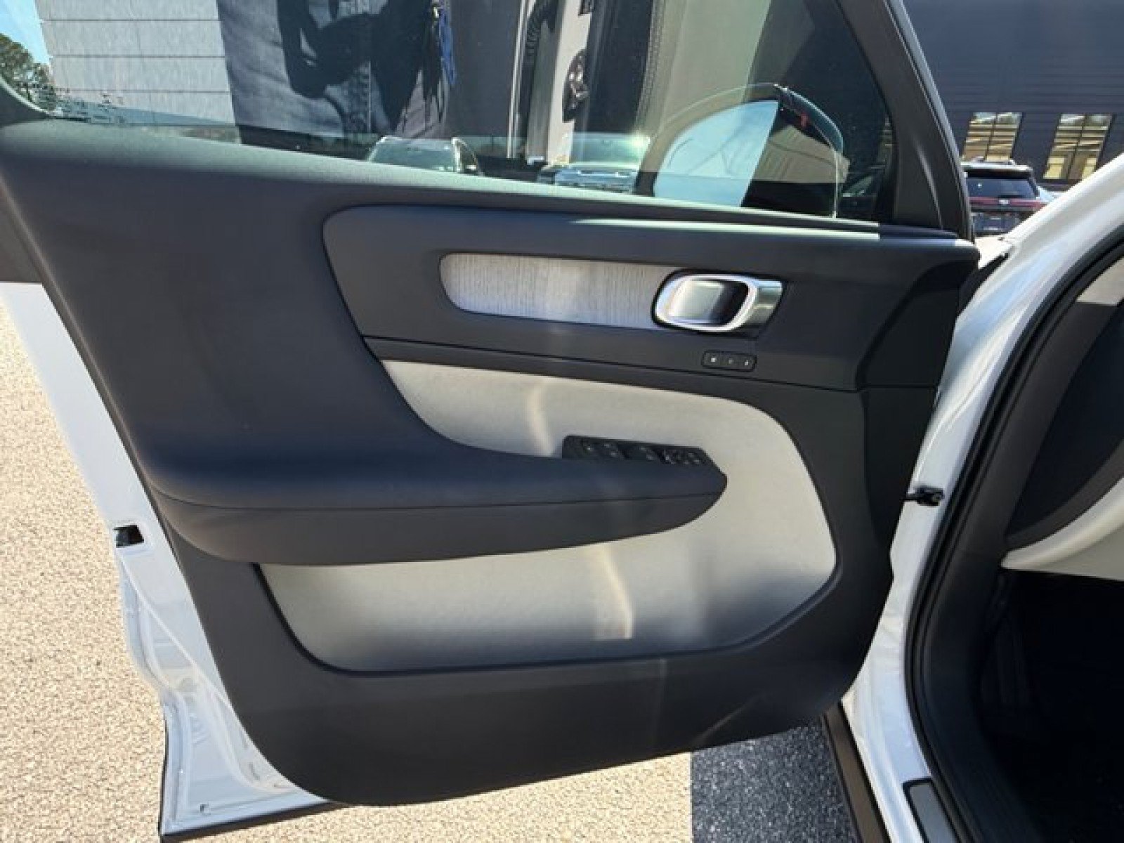 Used 2023 Volvo XC40 B5 Plus AWD/4WD image 20