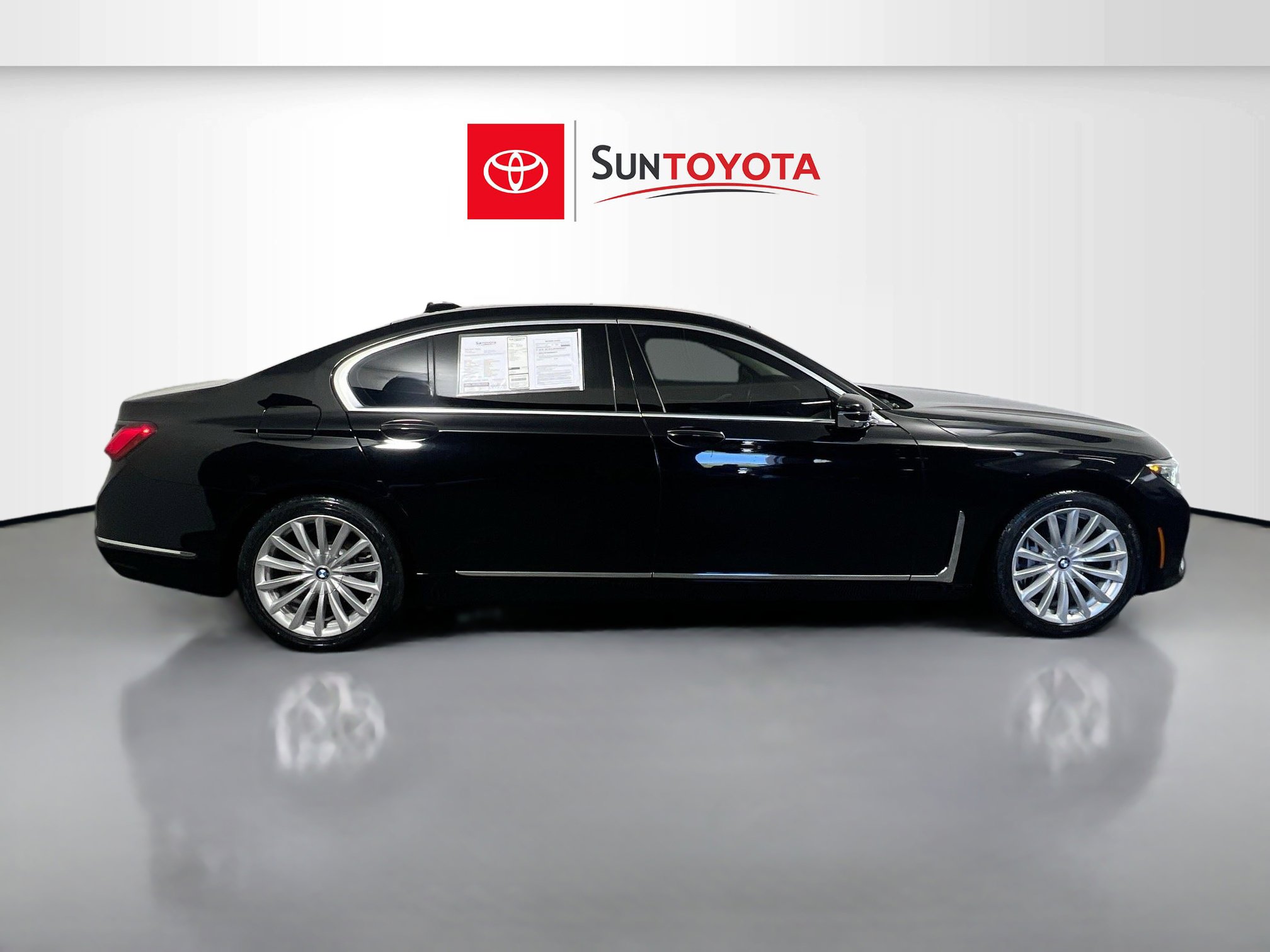 Used 2022 BMW 740i xDrive w/ Premium Package image 2