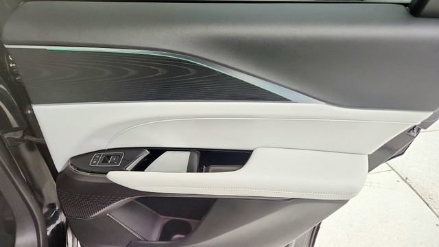 Used 2025 Cadillac Lyriq Luxury AWD/4WD image 43