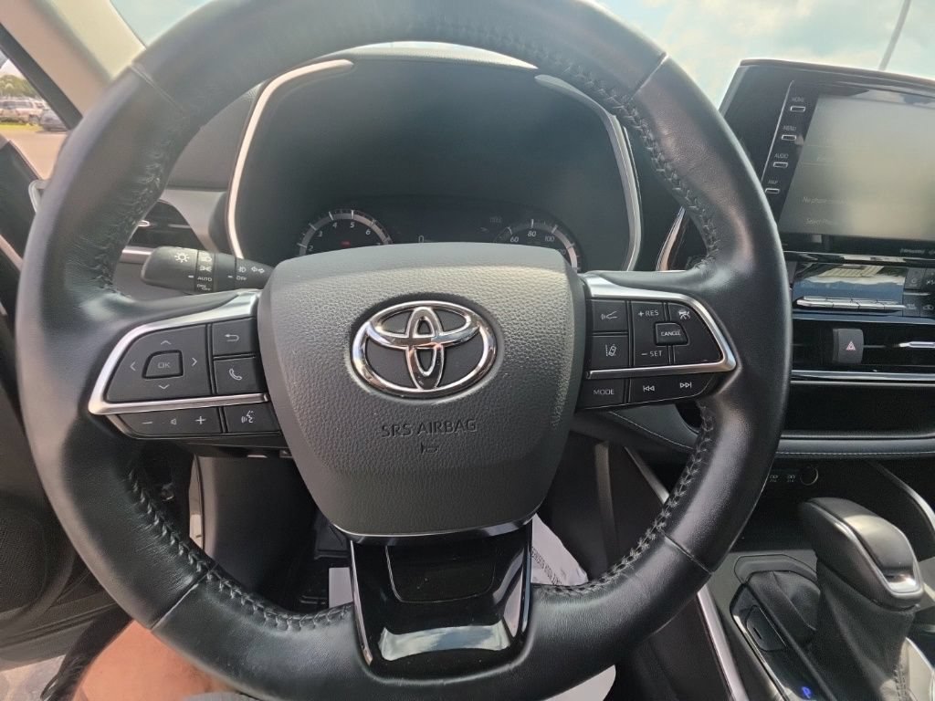 Used 2021 Toyota Highlander XLE AWD/4WD image 18