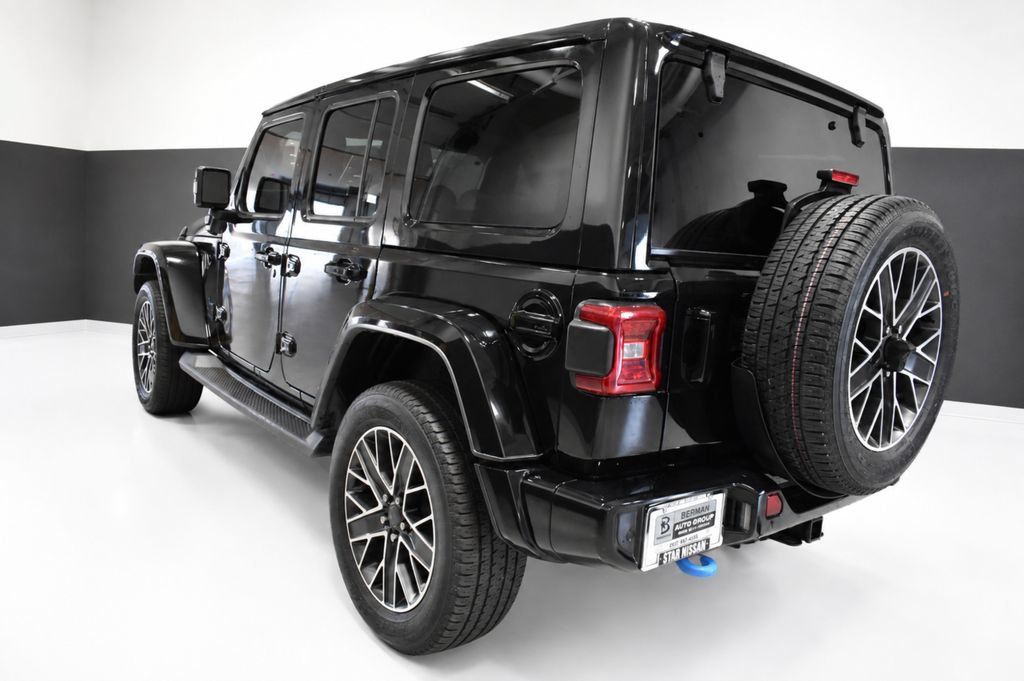 Used 2022 Jeep Wrangler Unlimited Sahara AWD/4WD image 3