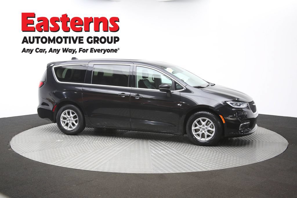Used 2023 Chrysler Pacifica Touring-L FWD image 48
