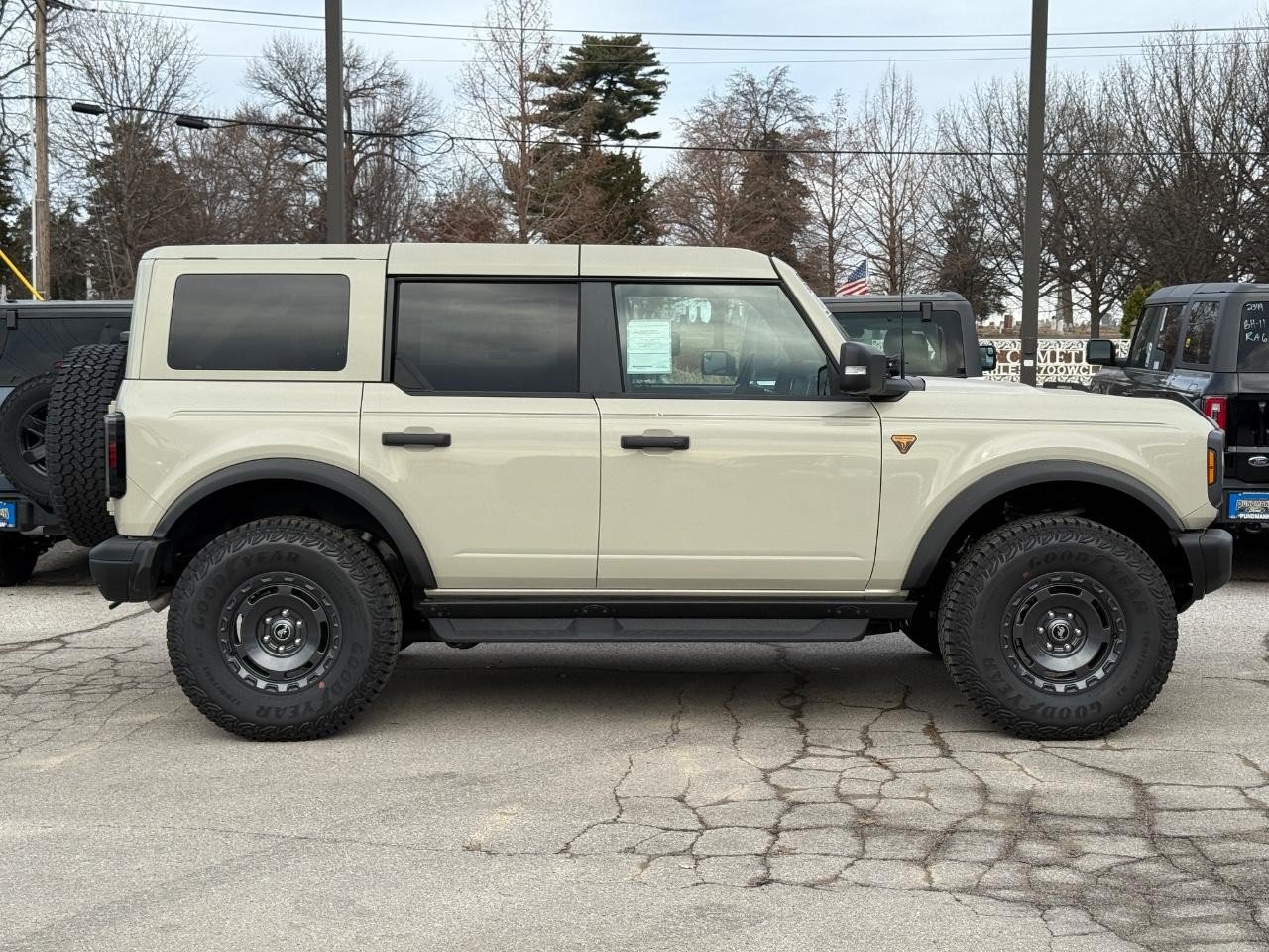 New 2025 Ford Bronco Badlands image 2