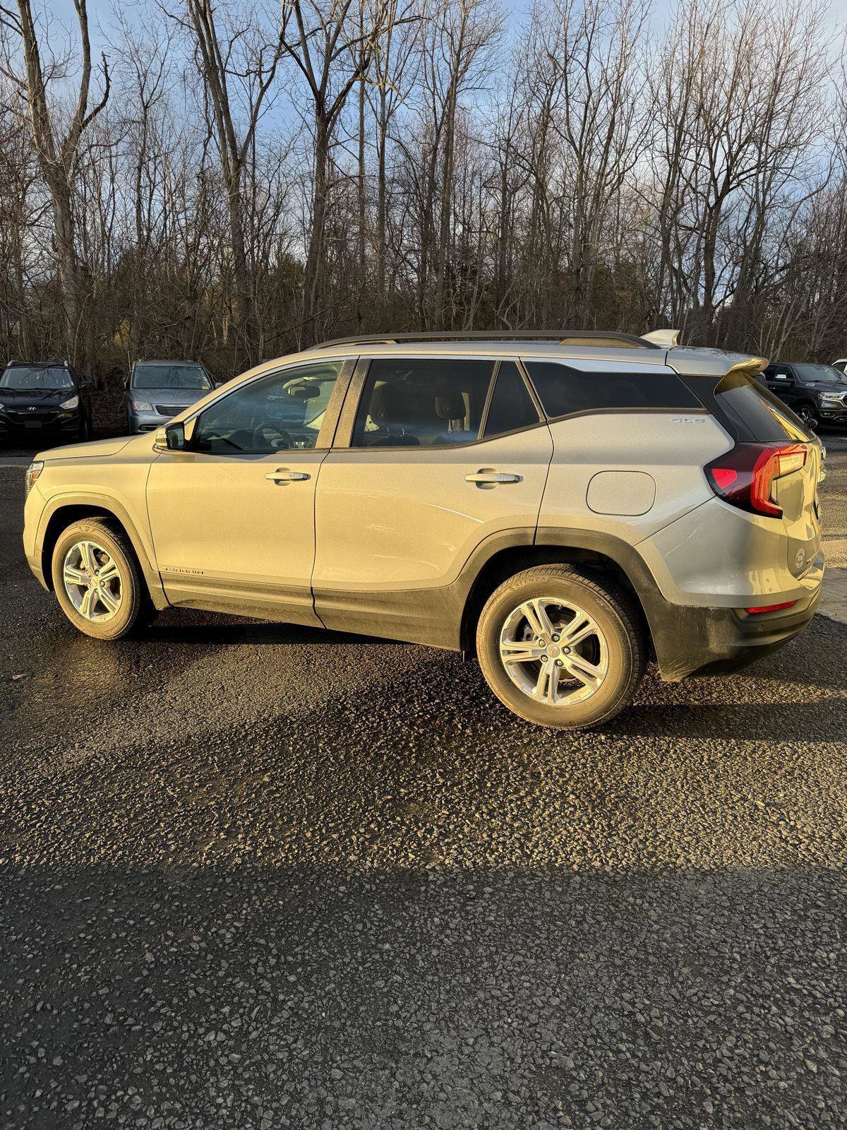 Used 2024 GMC Terrain SLE w/ Driver Convenience Package image 5